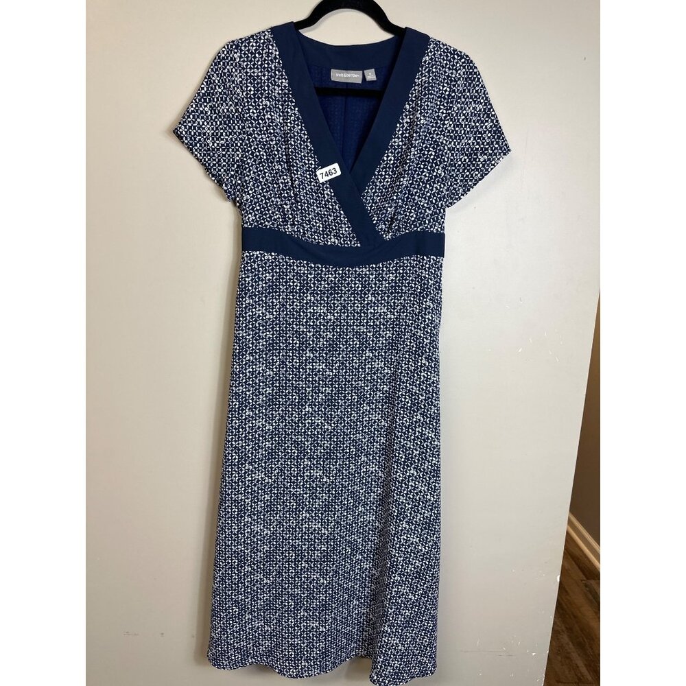 croft and borrow size 8 short sleeve navy and white geometric patter v neckline
